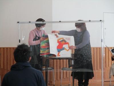 「外国語の絵本読み聞かせ」の様子（2023年３月19日）