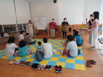 写真（2023年7月9日（日曜日）「外国語の絵本読み聞かせ」の様子）