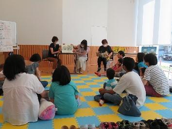 写真（2023年7月9日（日曜日）「外国語の絵本読み聞かせ」の様子）