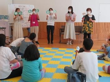 写真（2023年7月9日（日曜日）「外国語の絵本読み聞かせ」の様子）