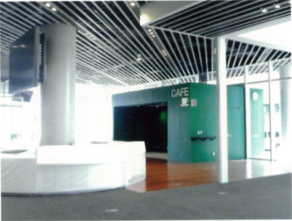 館内写真(1階総合カウンター、カフェ)