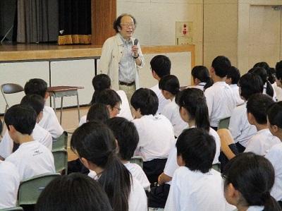 話をする金田一館長の写真