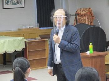 話をする館長の様子 20201119_talk1.jpg