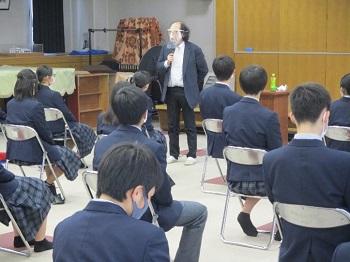 話をする館長の様子 20201119_talk2.jpg