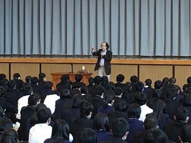 話をする館長の様子 20201130_talk1.jpg