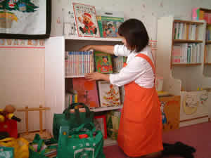 図書配架作業の様子