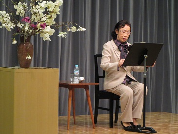 阿刀田慶子氏による朗読の様子