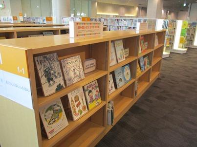 展示の写真（児童資料コーナー展示「読み聞かせにおすすめの本」